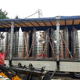 Postavka opreme u vinariji Matijašević Vinogradi